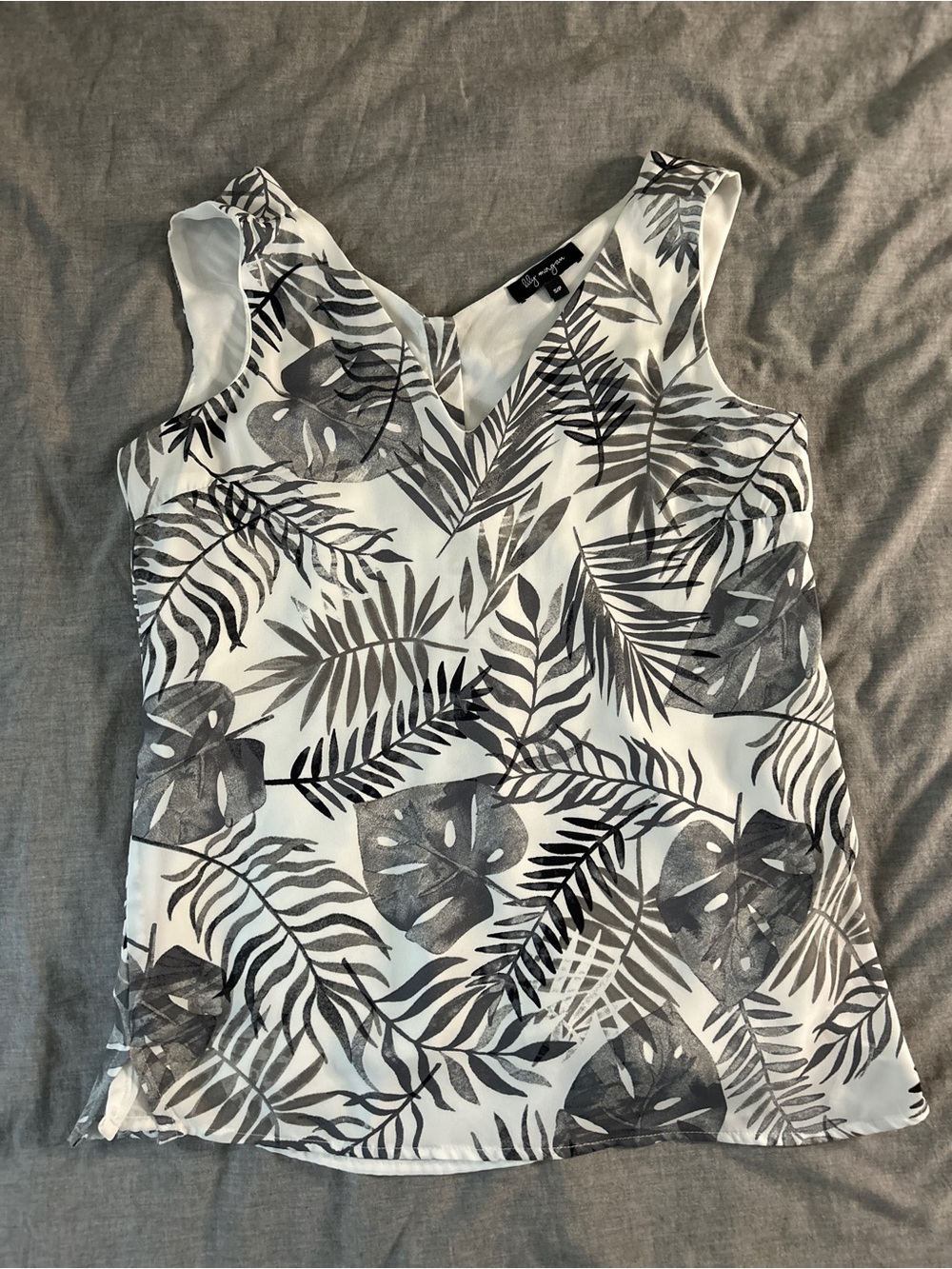 Lily Morgan Black & White Leaf Print Sleeveless V-Neck Top